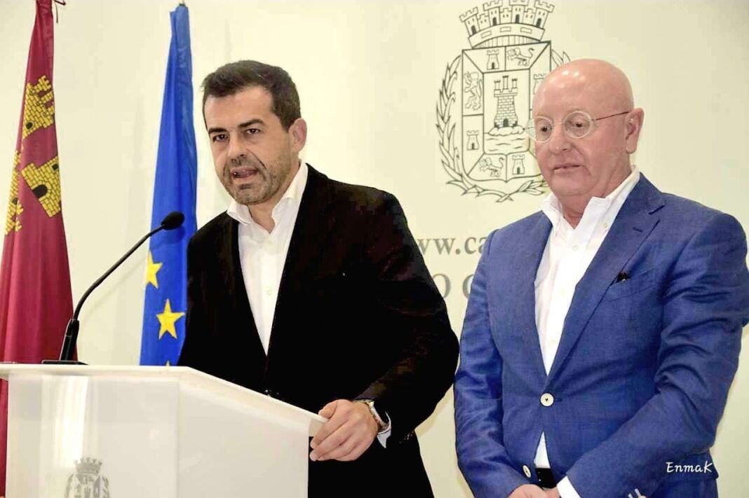Ruben Martínez Alpañez y Diego Salinas en la sala de prensa del Ayuntamiento, Foto de Enma Kent.