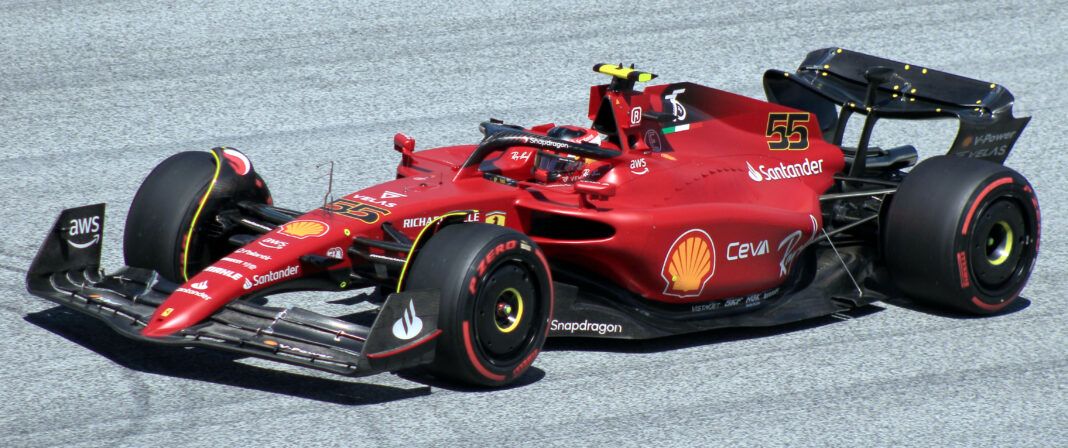 Carlos Sainz pilotando su Ferrari