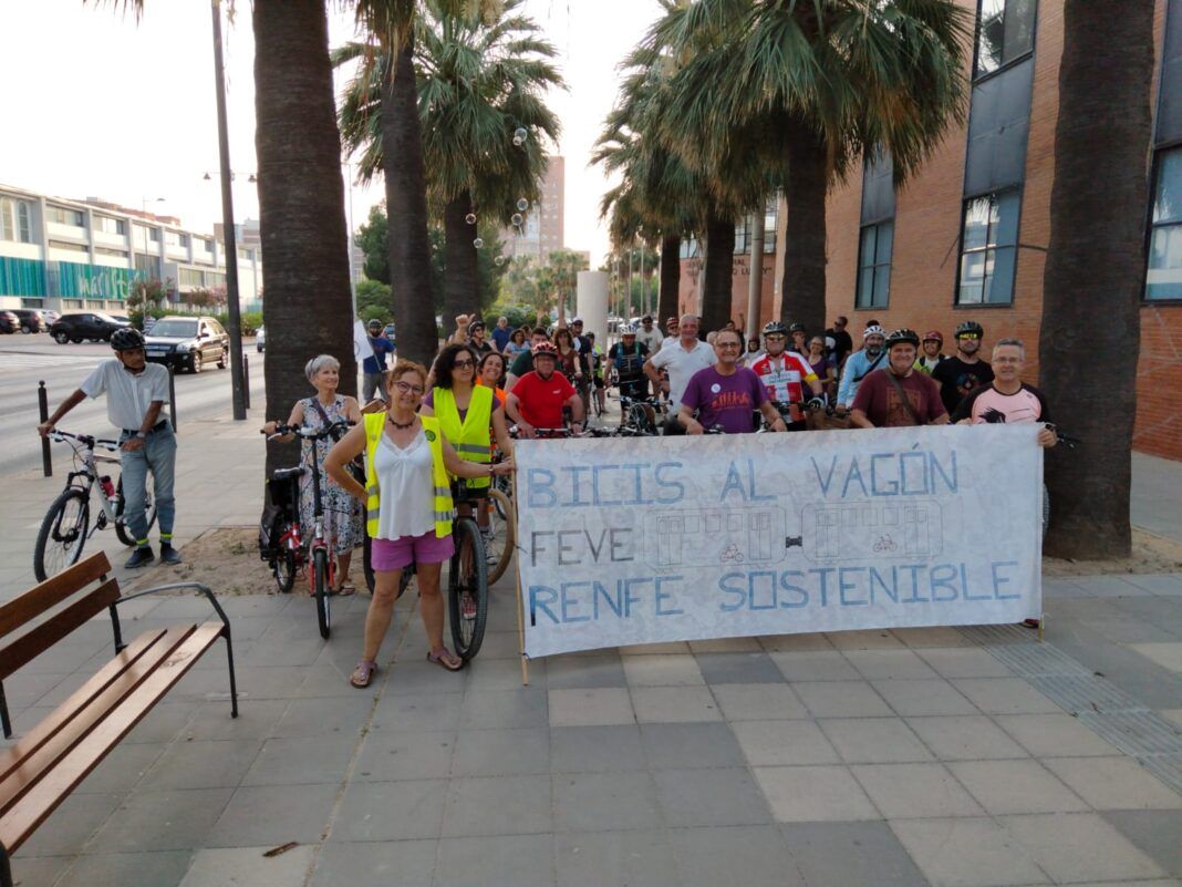 Los colectivos a favor de la movilidad sostenible salen a la calle para solicitar un cambio en la política de Renfe que permita subir las bicicletas al tren en la línea de ancho métrico Cartagena-Los Nietos.