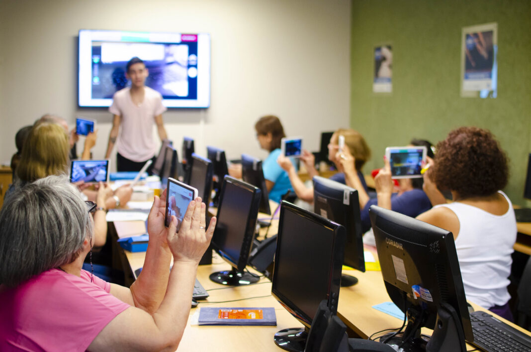 Educación ofrece más de 1.600 plazas para que adultos adquieran competencias digitales.