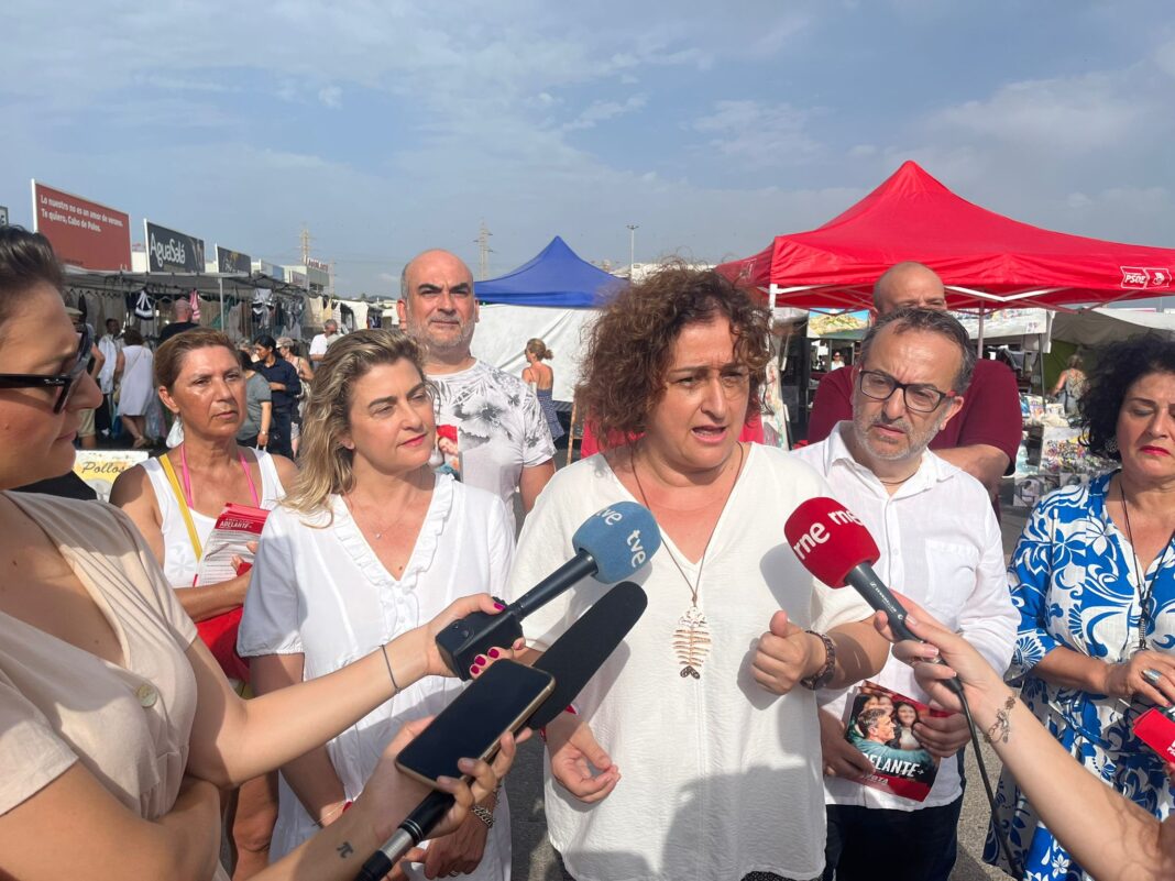La candidata del PSOE al Congreso de los Diputados, Caridad Rives, en el mercadillo de Cabo de Palos