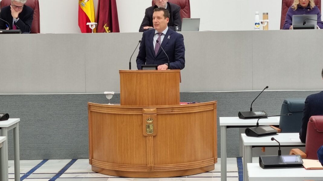 Imagen de Manolo Sevilla en la tribuna de oradores de la Asamblea Regional