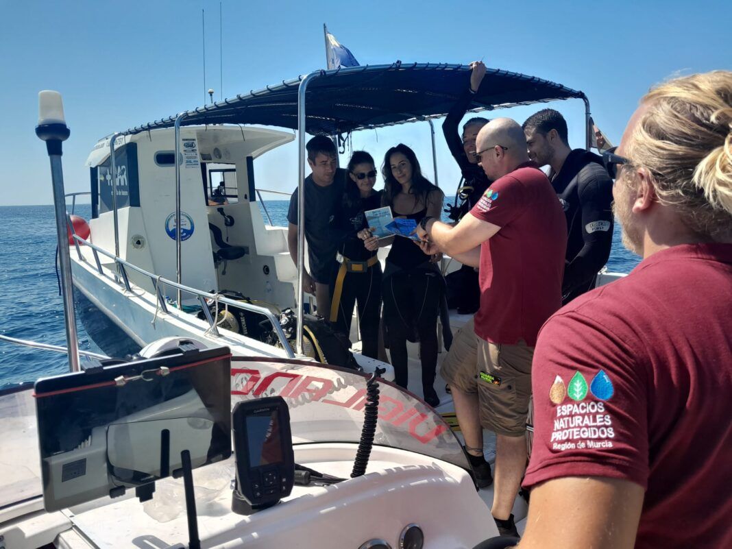 Algunos tripulantes de embarcaciones interesados en la campaña de sensibilización sobre el uso de las mismas (embarcaciones) en la ZEC de Cabo Palos.