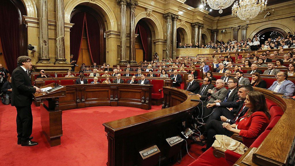 Carles Puigdemont anunciando al Parlamento de Cataluña el resultado del referéndum independentista.