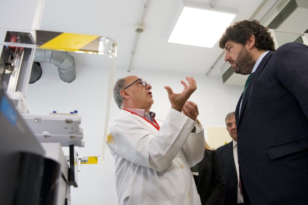 López Miras visita el Área Científica y Técnica de Investigación de la Universidad de Murcia