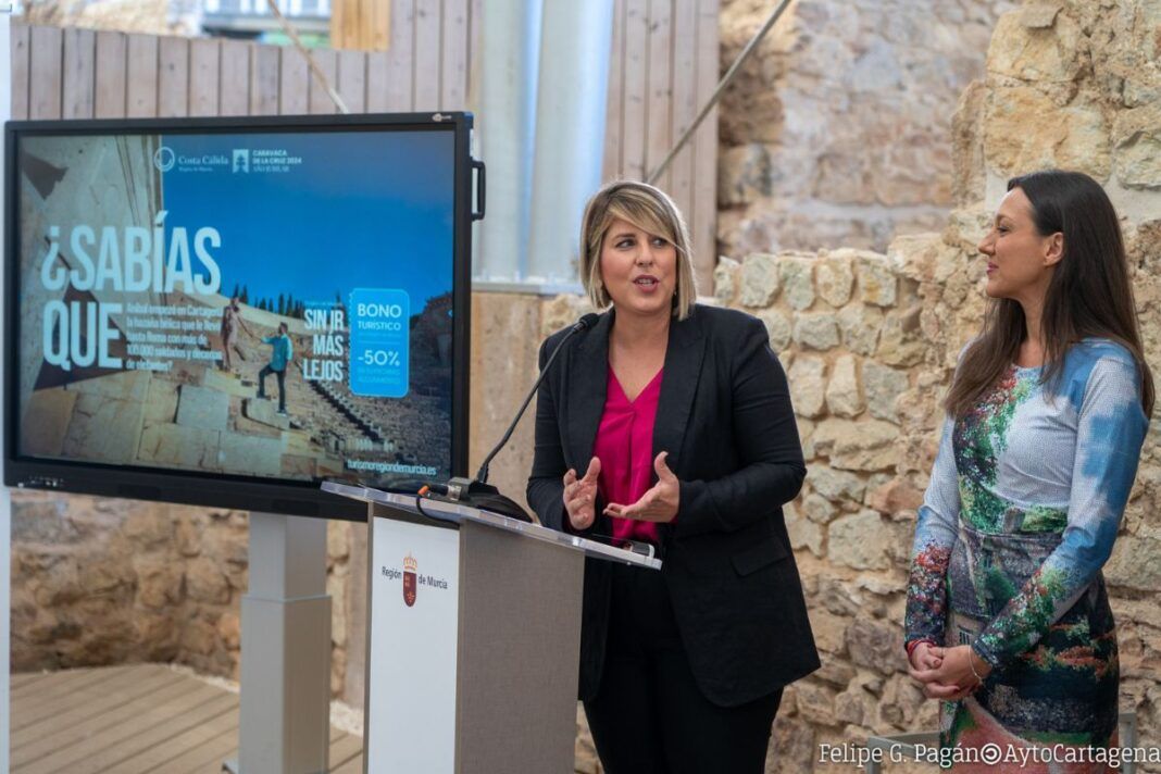 La alcaldesa junto a la Consejera de Turismo han presentado la nueva campaña de emisión de bonos turísticos en el Museo del foro romano de Cartagena